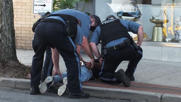 A New Jersey police department has launched an internal use-of-force review following the weekend circulation of social media footage showing two officers manhandling a 15-year-old boy before pinning him to the ground.  - Sputnik International
