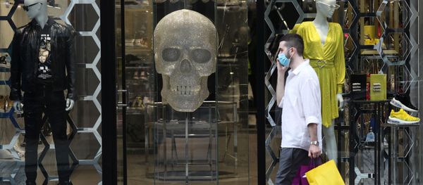 A man wearing a protective face mask walks down New Bond Street, as the spread of the coronavirus disease (COVID-19) continues, in London, Britain July 24, 2020 A man wearing a protective face mask walks down New Bond Street, as the spread of the coronavirus disease (COVID-19) continues, in London, Britain July 24, 2020 - Sputnik International