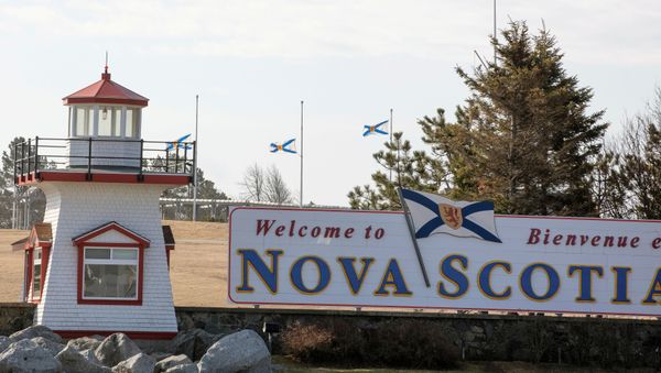 Nova Scotia flags are lowered on the New Brunswick/Nova Scotia border a day after a mass shooting by Gabriel Wortman, in Fort Lawrence, Canada April 20, 2020.  - Sputnik International