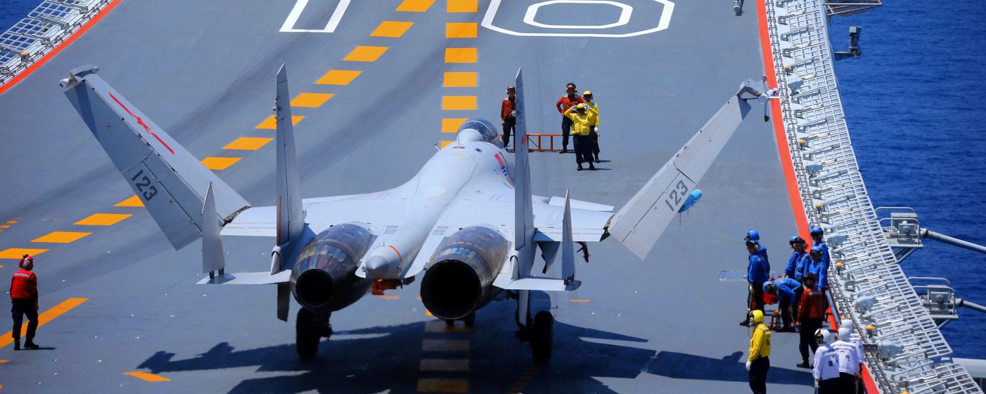 A J-15 fighter jet sits on the flight deck of the aircraft carrier Liaoning (Hull 16) - Sputnik International, 1920, 09.05.2022