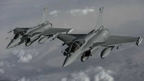 Two French F-2 Rafales aircraft fly over Iraq in support of Operation Inherent Resolve, Jan. 8, 2016 - Sputnik International