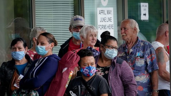 People line up outside a Kentucky Career Center hoping to find assistance with their unemployment claim in Frankfort, Kentucky, U.S. June 18, 2020 - Sputnik International
