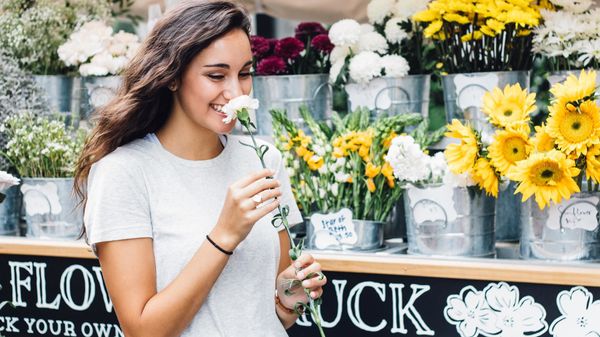 Woman smelling flower - Sputnik International