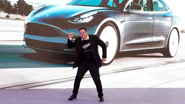 Tesla Inc CEO Elon Musk dances onstage during a delivery event for Tesla China-made Model 3 cars in Shanghai, China January 7, 2020 Tesla Inc CEO Elon Musk dances onstage during a delivery event for Tesla China-made Model 3 cars in Shanghai, China January 7, 2020 - Sputnik International
