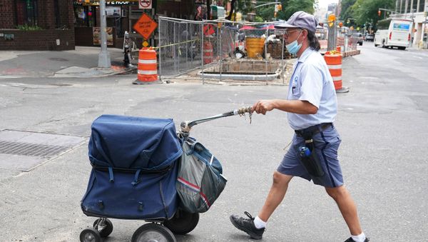 A U.S. Postal Service worker walks with his cart in the Manhattan borough of New York City, New York, U.S., July 30, 2020. A U.S. Postal Service worker walks with his cart in the Manhattan borough of New York City, New York, U.S., July 30, 2020. - Sputnik International