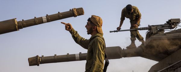 Israeli soldiers work on tanks in the Israeli-controlled Golan Heights near the border with Syria and not far from Lebanon's border on 28 July 2020.  - Sputnik International