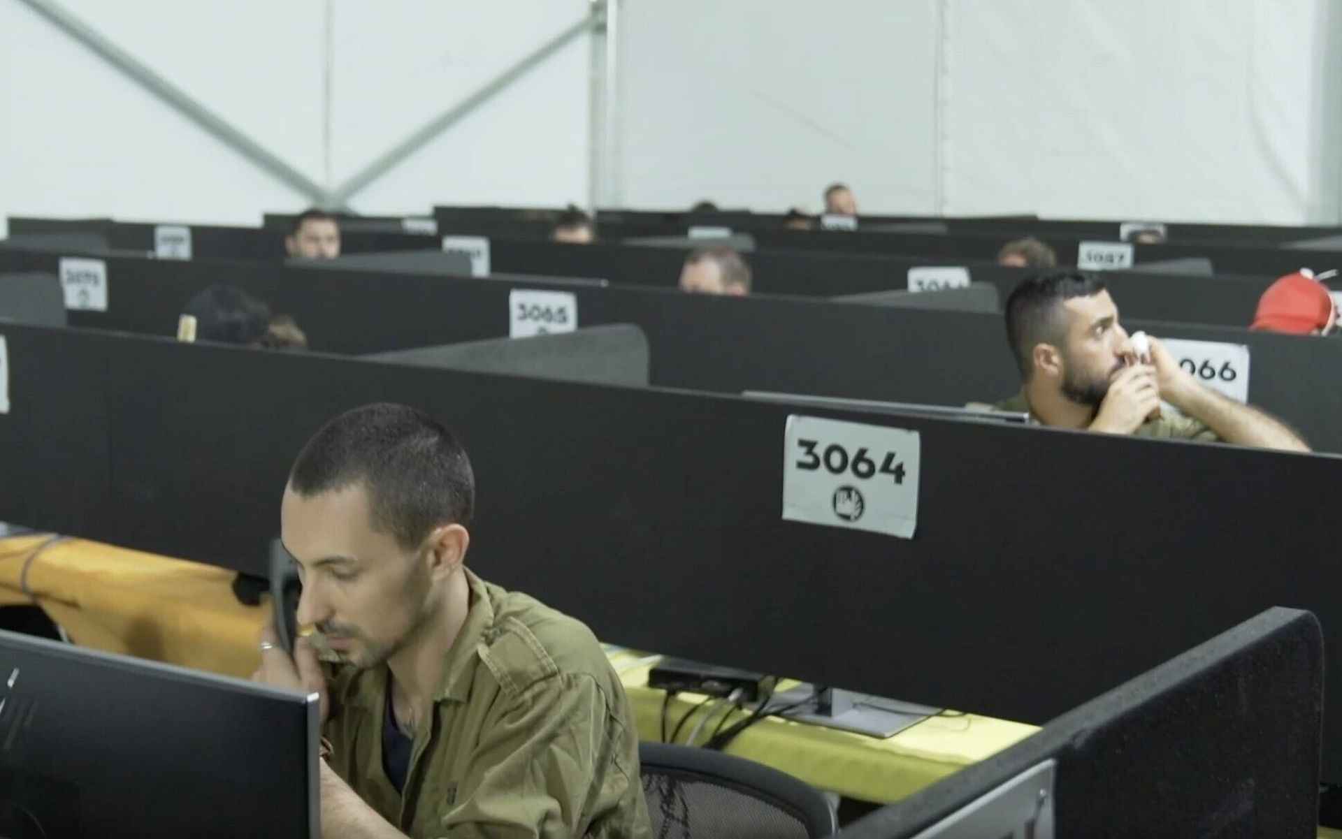 In a video released by the Israel Defense Forces on July 29, 2020, soldiers man the phones at the IDF Home Front Command's headquarters during a visit by coronavirus czar Prof. Ronni Gamzu In a video released by the Israel Defense Forces on July 29, 2020, soldiers man the phones at the IDF Home Front Command's headquarters during a visit by coronavirus czar Prof. Ronni Gamzu - Sputnik International, 1920, 07.09.2021