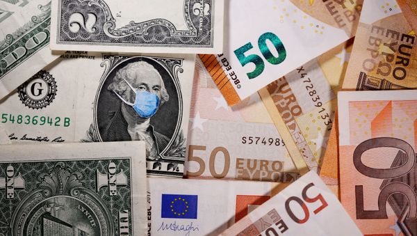  George Washington is seen with printed medical masks on the one Dollar near Euro banknotes in this illustration  taken, March 31, 2020 - Sputnik International