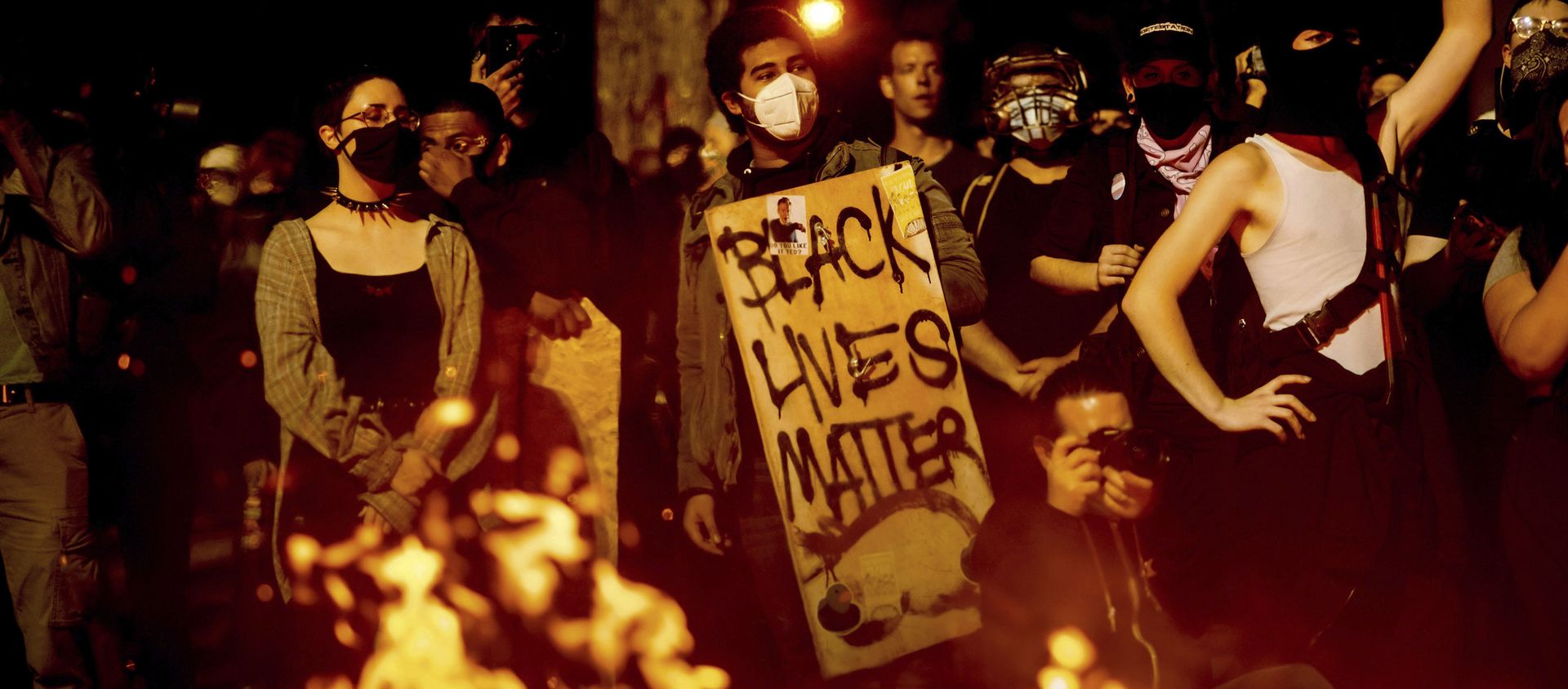 Black Lives Matter protester Jorge Mendoza holds a sign while rallying at the Mark O. Hatfield United States Courthouse on Saturday, Aug. 1, 2020, in Portland, Ore. Following an agreement between Democratic Gov. Kate Brown and the Trump administration to reduce federal officers in the city, nightly protests remained largely peaceful without major confrontations between demonstrators and officers. - Sputnik International, 1920, 09.01.2021