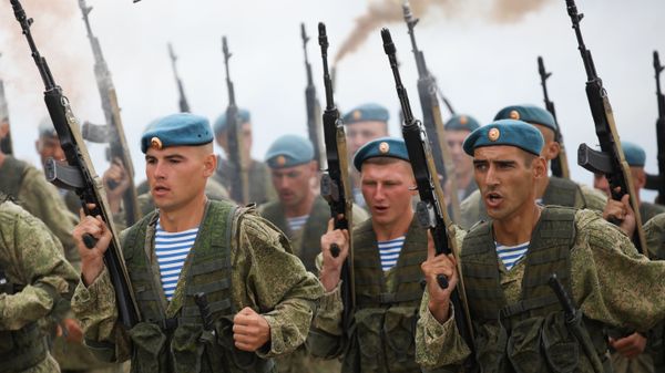 Demonstration performances of paratroopers at the celebrations in honor of the Day of the Airborne Forces at the Raevsky training ground in the Krasnodar Territory - Sputnik International