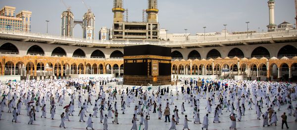 A handout picture provided by Saudi Ministry of Media on July 31, 2020 shows pilgrims circumambulating around the Kaaba, the holiest shrine in the Grand mosque in the holy Saudi  city of Mecca. - Sputnik International