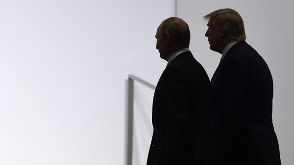 President Donald Trump and Russian President Vladimir Putin walk to participate in a group photo at the G20 summit in Osaka, Japan, Friday, June 28, 2019 - Sputnik International