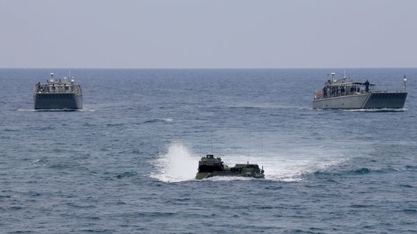 A U.S. Marine Amphibious Assault Vehicle (AAV), with both Philippine and U.S. Marines on board, prepares to storm the beach during an amphibious landing exercise at the two-week joint U.S.-Philippines military exercise dubbed Balikatan 34-2018 Wednesday, May 9, 2018 at the Naval Education and Training Command in Zambales province which is facing the South China Sea in northwestern Philippines. About 8,000 U.S. and Philippine troops are taking part in the annual exercise, the largest since President Rodrigo Duterte came to power - Sputnik International