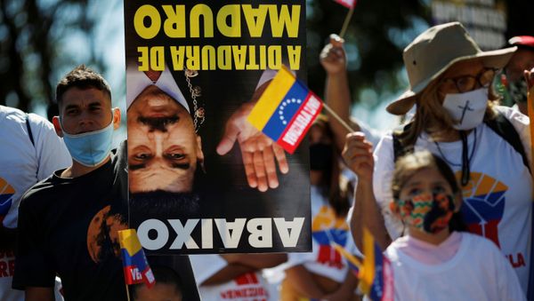 Supporters of Venezuelan opposition leader Juan Guaido attend a protest against Venezuela's President Nicolas Maduro during Venezuela's Independence Day celebration next to the embassy in Brasilia, Brazil, July 5, 2020.  - Sputnik International
