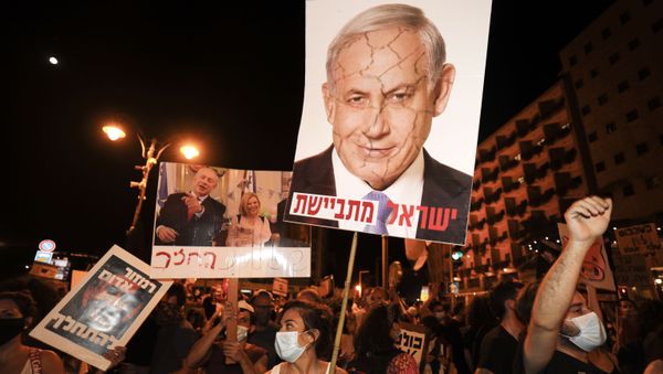 Protesters chant slogans during a demonstration of thousands against the Israeli government near the Prime Minister's residence in Jerusalem on August 2, 2020. - Sputnik International