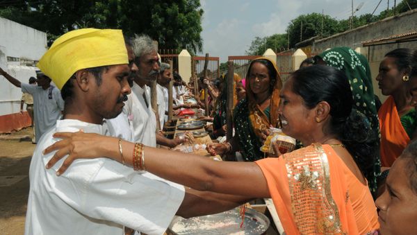 An Indian woman reacts as she greetsher brother an inmate at The Sabarmati Central Jail in Ahmedabad on August 24, 2010, on the occasion of Rakshabandhan - Sputnik International