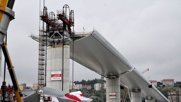 The last section of Renzo Piano's new bridge in Genoa is slotted into place - Sputnik International