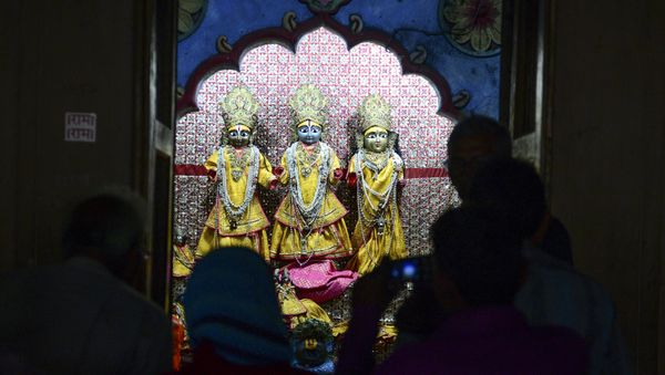 In this picture taken on November 12, 2019, devotees worship inside Ram temple at a Ram Janmabhoomi Nyas workshop in Ayodhya, after the Supreme Court verdict on the disputed religious site - Sputnik International