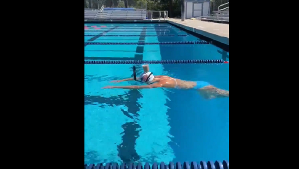 US Olympic Star Katie Ledecky Wows Twitter by Balancing Glass of Milk While Swimming - Sputnik International