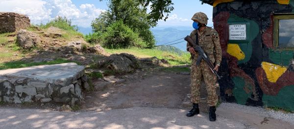 Pakistan Army soldier stands guard at a hilltop post during a trip organised by the army, near the Line of Control (LoC), in Charikot Sector, Kashmir July 22, 2020 Pakistan Army soldier stands guard at a hilltop post during a trip organised by the army, near the Line of Control (LoC), in Charikot Sector, Kashmir July 22, 2020 - Sputnik International