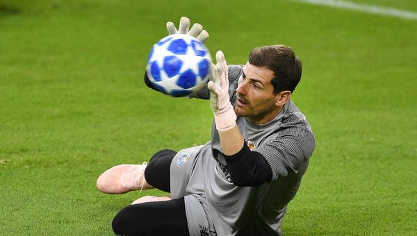 Porto goalkeeper Iker Casillas exercises during a training session prior to the Champions League group D soccer match between FC Schalke 04 and FC Porto in Gelsenkirchen, Germany, Monday, 17 September 2018 - Sputnik International