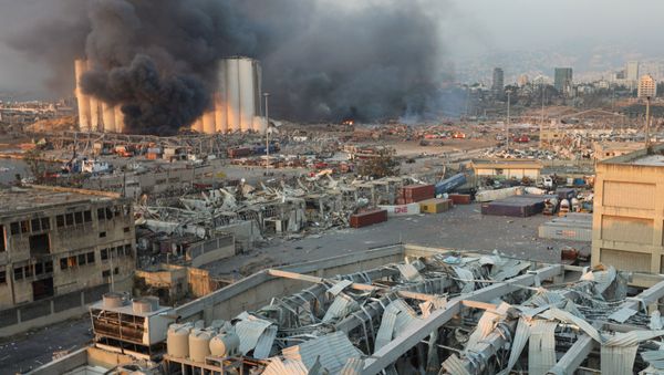 Smoke rises from the site of an explosion in Beirut, Lebanon August 4, 2020 - Sputnik International