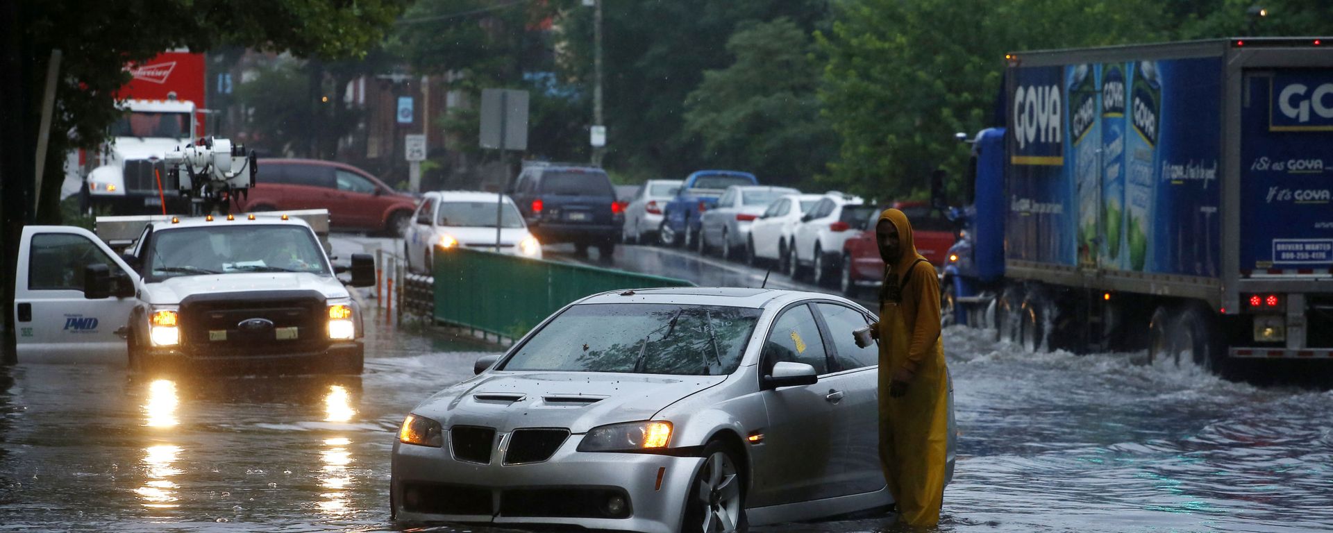 A man checks on a stranded vehicle during Tropical Storm Isaias, Tuesday, Aug. 4, 2020, in Philadelphia. The storm spawned tornadoes and dumped rain during an inland march up the U.S. East Coast after making landfall as a hurricane along the North Carolina coast. (AP Photo/Matt Slocum) A man checks on a stranded vehicle during Tropical Storm Isaias, Tuesday, Aug. 4, 2020, in Philadelphia. The storm spawned tornadoes and dumped rain during an inland march up the U.S. East Coast after making landfall as a hurricane along the North Carolina coast. (AP Photo/Matt Slocum) - Sputnik International, 1920, 24.09.2023