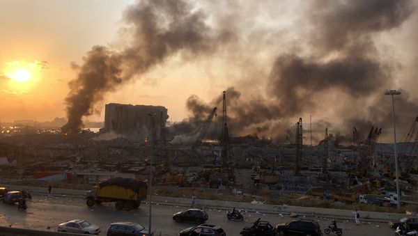 Smoke rises from the site of an explosion in Beirut, Lebanon August 4, 2020. - Sputnik International