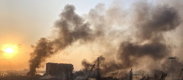 Smoke rises from the site of an explosion in Beirut - Sputnik International