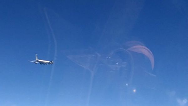 Su-27 Intercepts US Aircraft - Sputnik International