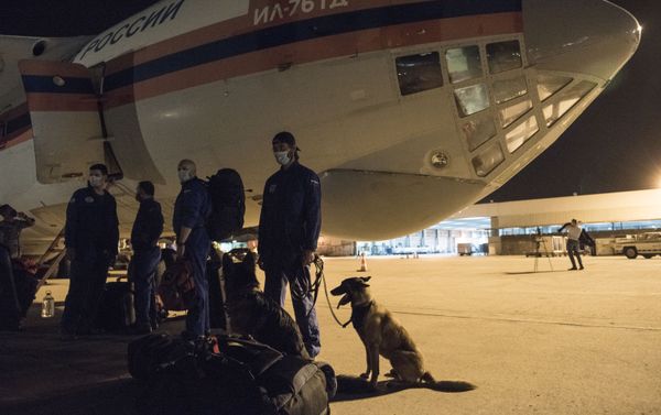 Russian aircraft with an airmobile hospital, doctors, rescuers of the airmobile unit Tsentrospas and a laboratory of Rospotrebnadzor to detect COVID-19 arrive in Beirut after the devastating blast - Sputnik International