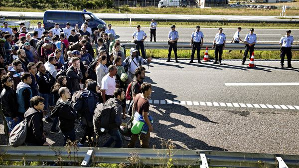 FILE - In this Sept. 9, 2015 file picture hundreds of refugees walk in Southern Jutland motorway near Padborg in Denmark - Sputnik International