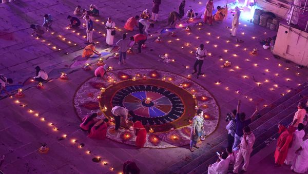 Hindu devotees light earthen lamps on the banks of the River Sarayu on the eve before the groundbreaking ceremony of the proposed Ram Temple in Ayodhya on August 4, 2020. - Sputnik International