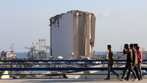 People walk near the site of Tuesday's blast in Beirut's port area, Lebanon August 6, 2020. REUTERS/Aziz Taher - Sputnik International