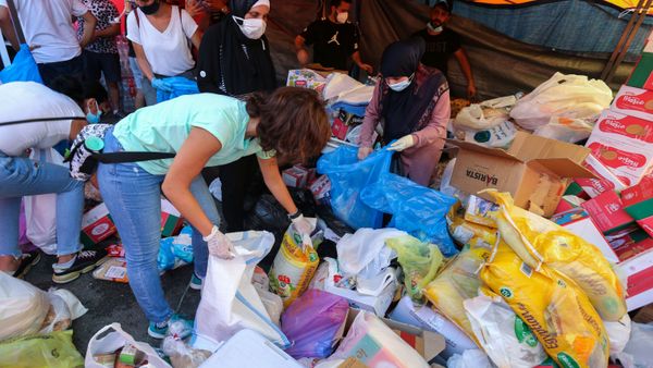 Volunteers gather aid supplies to be distributed for those affected by Tuesday's blast in Beirut's port area, Lebanon August 5, 2020. REUTERS/Aziz Taher Volunteers gather aid supplies to be distributed for those affected by Tuesday's blast in Beirut's port area, Lebanon August 5, 2020. REUTERS/Aziz Taher - Sputnik International