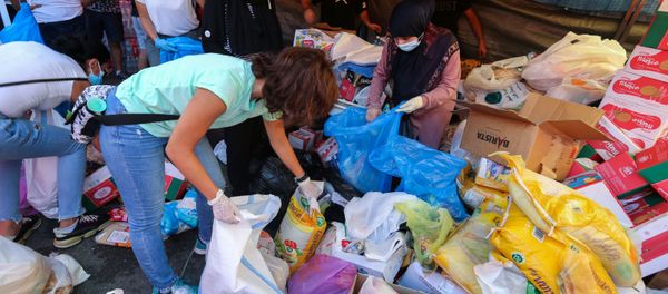 Volunteers gather aid supplies to be distributed for those affected by Tuesday's blast in Beirut's port area, Lebanon August 5, 2020. REUTERS/Aziz Taher Volunteers gather aid supplies to be distributed for those affected by Tuesday's blast in Beirut's port area, Lebanon August 5, 2020. REUTERS/Aziz Taher - Sputnik International