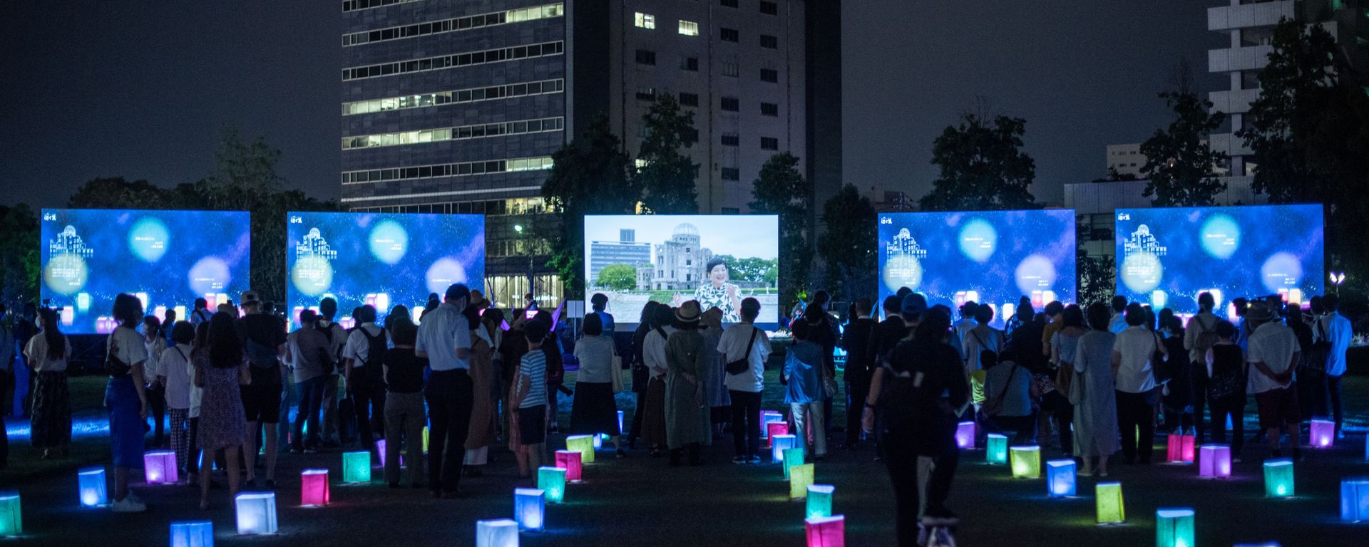 Visitors watch a screen (back C) displaying virtual lanterns as paper lanterns are placed to mark the 75th anniversary of the atomic bombing, at a park in in Hiroshima on August 6, 2020. - Japan on August 6, 2020 marked 75 years since the world's first atomic bomb attack, with the COVID-19 coronavirus pandemic forcing a scaling back of annual ceremonies to commemorate the victims. Visitors watch a screen (back C) displaying virtual lanterns as paper lanterns are placed to mark the 75th anniversary of the atomic bombing, at a park in in Hiroshima on August 6, 2020. - Japan on August 6, 2020 marked 75 years since the world's first atomic bomb attack, with the COVID-19 coronavirus pandemic forcing a scaling back of annual ceremonies to commemorate the victims. - Sputnik International, 1920, 06.08.2020