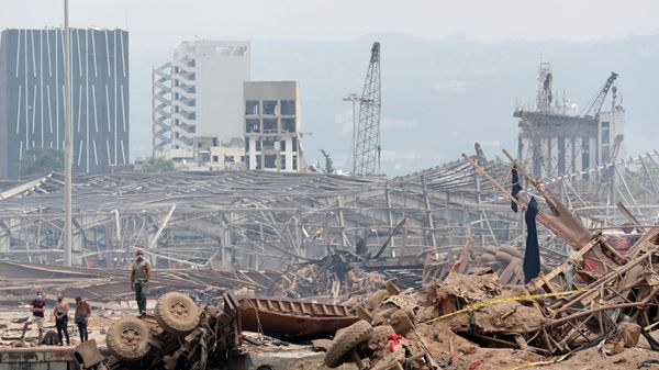 People are pictured at the devastated site of the explosion at the port of Beirut, Lebanon August 6, 2020. - Sputnik International