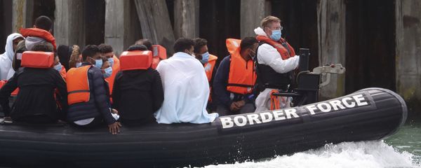 A British Border Force vessel carries a group of men thought to be migrants into Dover harbour, Southern England, Tuesday Aug. 4, 2020 - Sputnik International