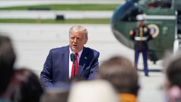 U.S. President Donald Trump speaks to supporters gathered to greet him as he stands in front of the Marine One helicopter during his arrival at Burke Lakefront Airport in Cleveland, Ohio, U.S., August 6, 2020 - Sputnik International
