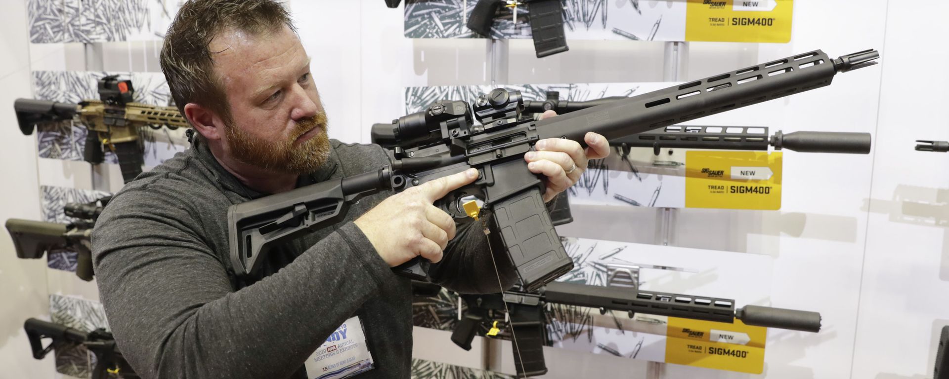 Sergeant Bryan Oberc of Munster, Indiana, US, tries out an AR-15 from Sig Sauer in the exhibition hall at the National Rifle Association's Annual Meeting in state capital, Indianapolis, Saturday, 27 April 2019. Sergeant Bryan Oberc of Munster, Indiana, US, tries out an AR-15 from Sig Sauer in the exhibition hall at the National Rifle Association's Annual Meeting in state capital, Indianapolis, Saturday, 27 April 2019. - Sputnik International, 1920, 25.03.2021
