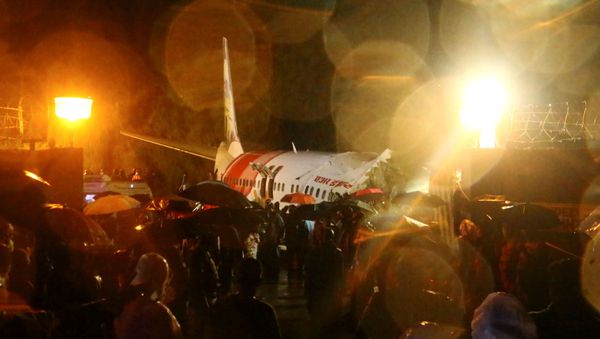 Rescue workers look for survivors after a passenger plane crashed when it overshot the runway at the Calicut International Airport in Karipur, in the southern state of Kerala, India, August 7, 2020. - Sputnik International