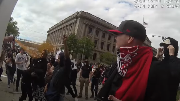 Cleveland police officer pepper sprays peaceful protester in the face during George Floyd protest - Sputnik International