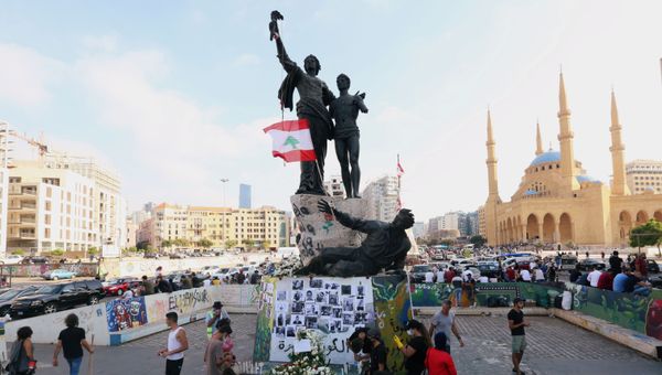 People gather to light candles to mourn the victims of Tuesday's blast in Beirut's port area, at Martyrs' Square in Beirut, Lebanon August 7, 2020. - Sputnik International