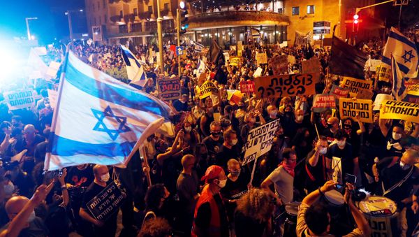 People take part in a performance as part of a protest against Israeli Prime Minister Benjamin Netanyahu's alleged corruption and economic hardship stemming from lockdown during the coronavirus disease (COVID-19) crisis, near his residence in Jerusalem August 8, 2020. - Sputnik International