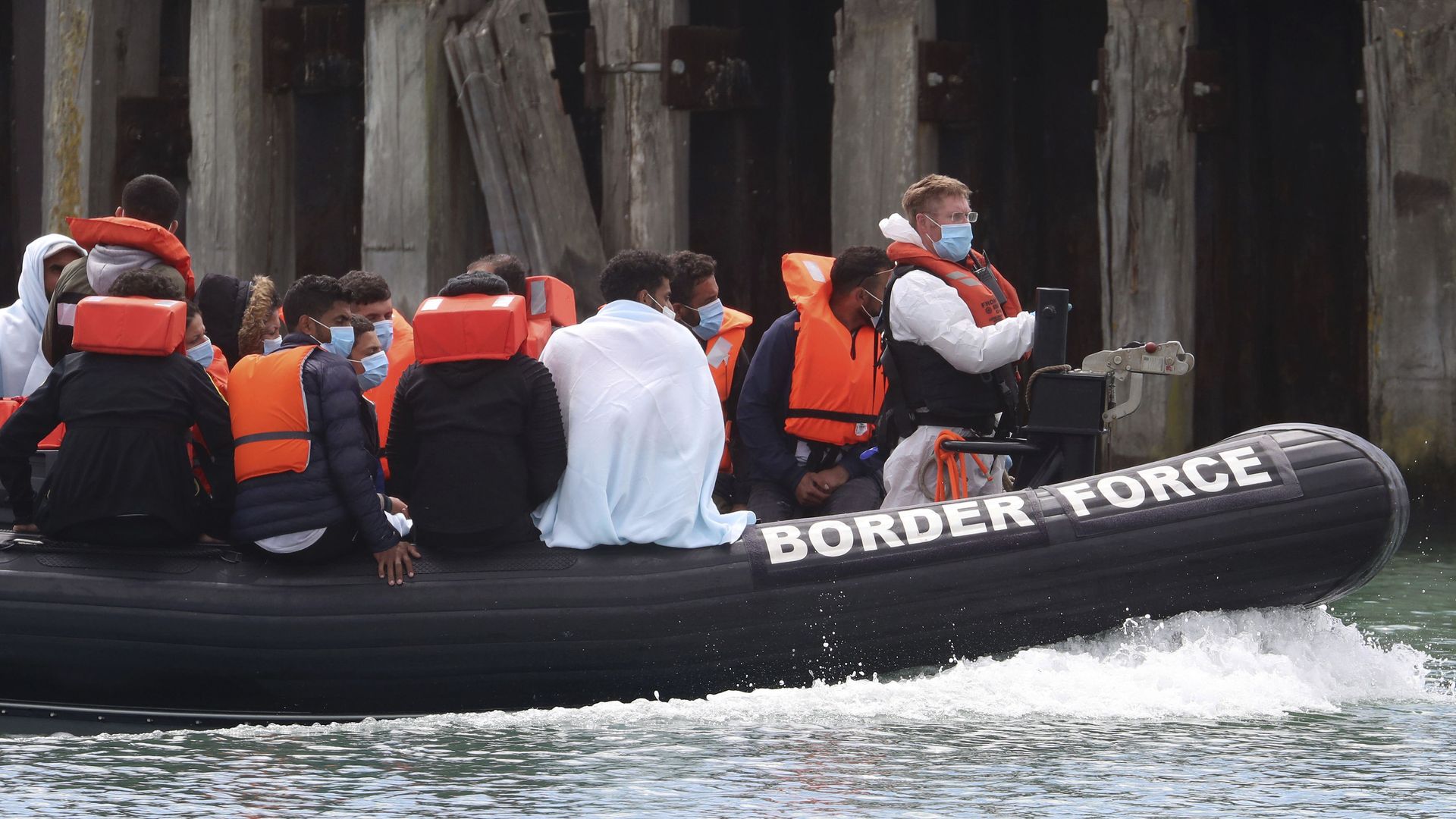 A British Border Force vessel carries a group of men thought to be migrants into Dover harbour, Southern England, 4 August 2020. - Sputnik International, 1920, 10.07.2021