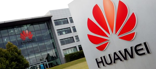 Huawei logo pictured outside its headquarters building in Reading, Britain, July 14, 2020. - Sputnik International