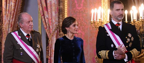 Waiting to welcome guests, with right to left, are Spain's King Felipe, his wife Queen Letizia and King Juan Carlos stand during the annual Epiphany Day celebration at the Royal Palace in Madrid, Spain, 6 January 2018 - Sputnik International