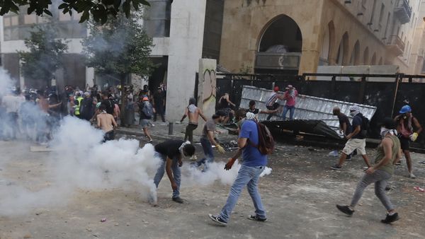 Lebanese protesters, enraged by a deadly explosion blamed on officials' negligence, clash with security forces for the second evening near an access street to the parliament in central Beirut on August 9, 2020. - Sputnik International