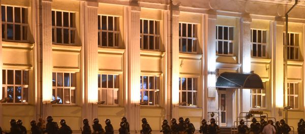 Riot police run as opposition supporters protest after polls closed in Belarus' presidential election, in Minsk on August 9, 2020. Riot police run as opposition supporters protest after polls closed in Belarus' presidential election, in Minsk on August 9, 2020. - Sputnik International
